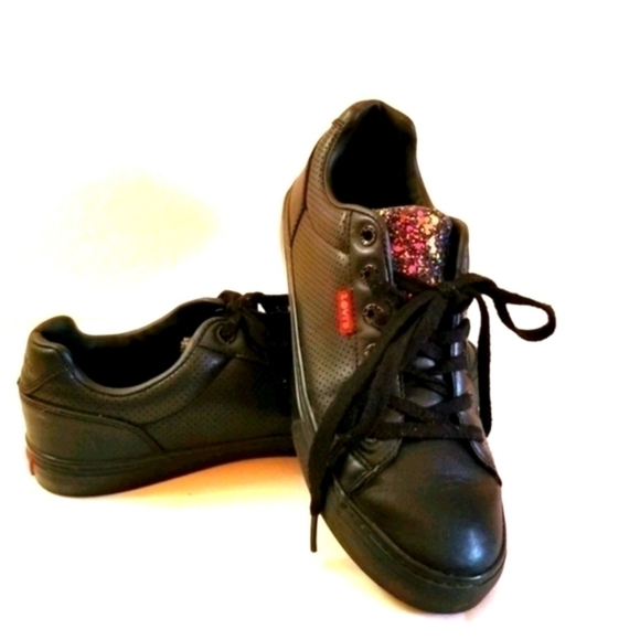 Levi's Women's Black Low Top Tennis Fashion Shoes Size 7.5 - Picture 1 of 8